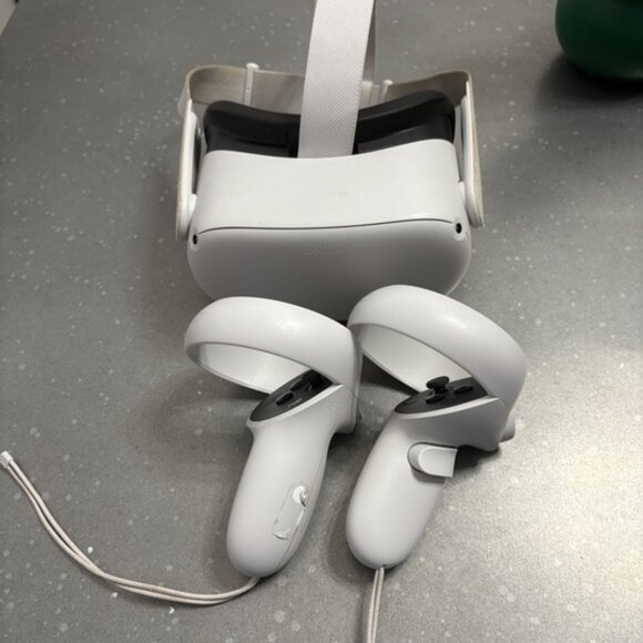 Oculus Quest 2 VR Headset with Controllers - Picture 1 of 1